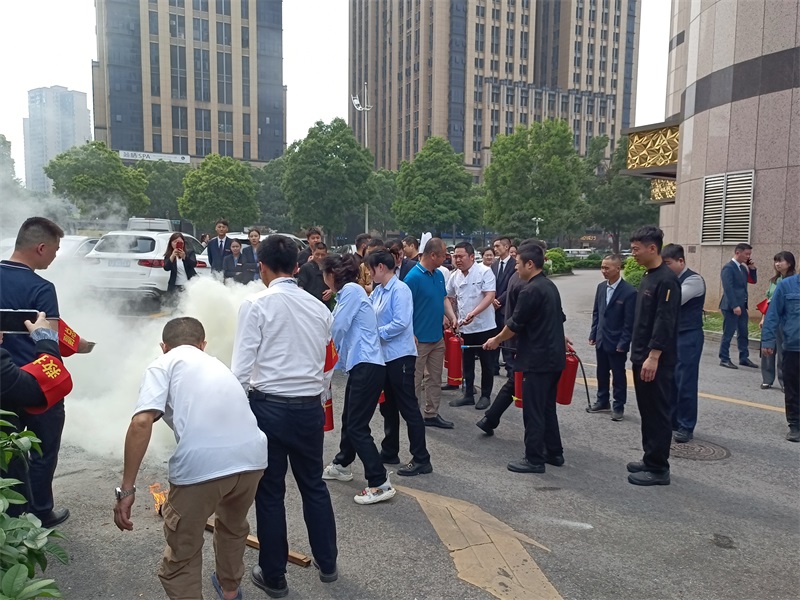 消防演练以演筑防，网格商圈协同作战